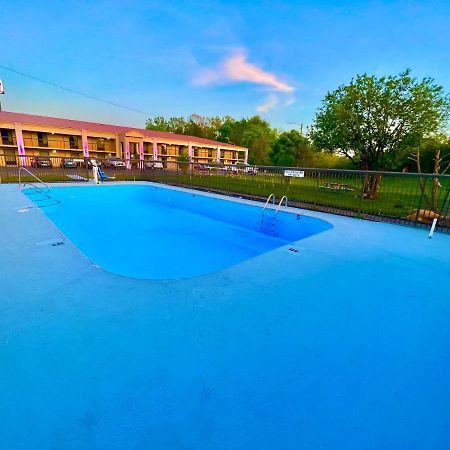 Days Inn By Wyndham Athens Exterior photo